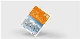 Ein Werbeflyer für das Skigebiet Ellmau mit einer winterlichen Berglandschaft. Im Vordergrund sind zwei Skifahrer zu sehen.