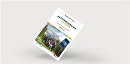Ein Aktionsprogramm mit Bildern von glücklichen Menschen in den Bergen. Die Broschüre präsentiert Aktivitäten in der Natur.