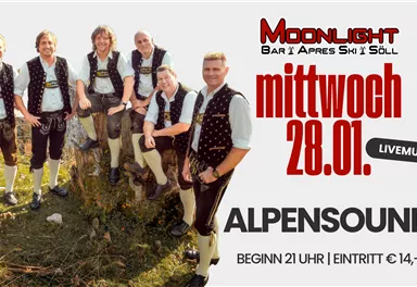 Eine Gruppe von Musikern in traditioneller Tracht steht zusammen. Sie sind für ein Livemusik-Event im Moonlight Bar in Söll angekündigt.
