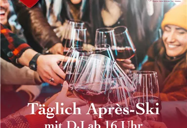 Eine fröhliche Gruppe von Menschen genießt Drinks und lacht zusammen. Das Bild bewirbt täglich Après-Ski mit DJ ab 16 Uhr.