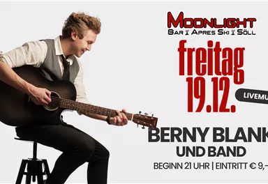 A young man plays guitar and sings. The event takes place on Friday, December 19th, at the Moonlight Bar in Söll.
