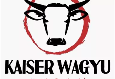 Ein Logo von Kaiser Wagyu mit dem Kopf einer Kuh in der Mitte. Darunter steht „Kobe Quality“ in markanter Schrift.