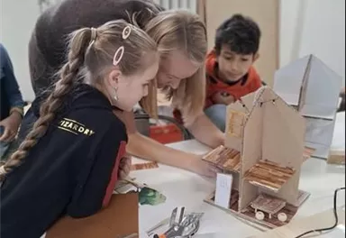 Ein schlichtes Logo mit dem Namen "Kaiser Lodge". Es zeigt ein stilisiertes, geometrisches Design in sanften Farben.