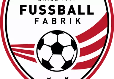Ein Logo der Fussball Fabrik, gegründet 1997. Es zeigt einen Fußball und markante, rote Designelemente.