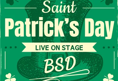 Eine Gruppe von fröhlichen Skifahrern steht zusammen und hält verschiedene Flaggen. Sie tragen Wintersportbekleidung und lächeln in die Kamera.