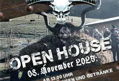 Eine Veranstaltungsankündigung für ein "Open House" am 08. November 2023 im Söller Raum. Die Grafik zeigt ein beeindruckendes Raumdesign mit Tierhörnern und einem Totenkopf.