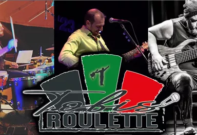 Ein Musiker spielt Gitarre und singt in einer schönen Umgebung. Im Hintergrund sind Menschen und eine malerische Landschaft zu sehen.