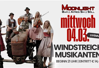 Eine Gruppe von vier Musikern und Musikerinnen posiert auf einem Traktor. Die Veranstaltung für Livemusik findet am Mittwoch, den 04.03., im Moonlight Bar statt.