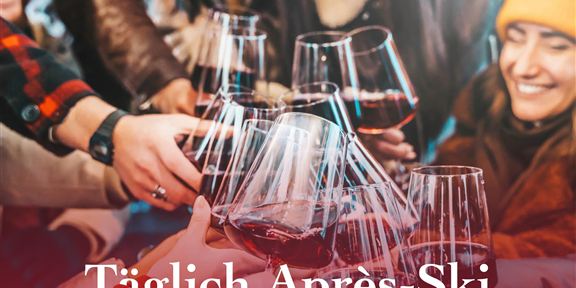 A cheerful group of people is enjoying drinks and laughing together. The image promotes daily après-ski with a DJ starting at 4 PM.