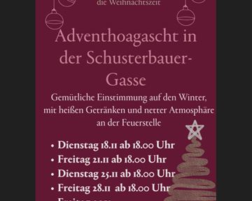Ein festliches Plakat zur Veranstaltung "Adventhoagascht in der Schusterbauer-Gasse". Es beschreibt gemütliche Winteraktivitäten mit heißen Getränken und einer Feuerschale, einschließlich der Termine und Zeiten der Veranstaltungen.