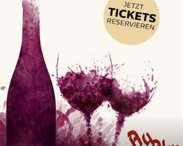 Ein bunter Hintergrund mit einer Weinflasche und zwei Weingläsern. Der Text fordert zur Ticketreservierung auf.