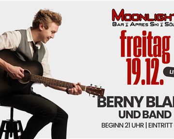 Ein junger Mann spielt Gitarre und singt. Das Ereignis findet am Freitag, den 19. Dezember, im Moonlight Bar in Söll statt.