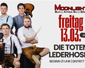 Eine Band steht zusammen auf einer Bühne. Sie spielt Live-Musik in der Bar Moonlight in Söll.