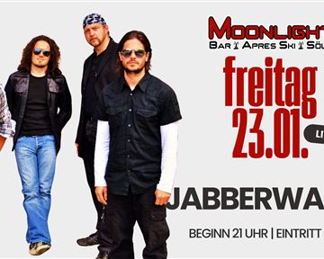 Ein vierköpfiges Musikensemble steht auf einer Bühne. Das Bild bewirbt ein Live-Konzert am Freitag, den 23. Januar, im Moonlight Bar in Söll.