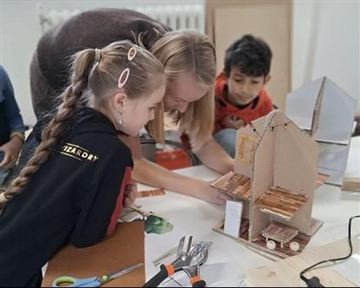 Ein schlichtes Logo mit dem Namen "Kaiser Lodge". Es zeigt ein stilisiertes, geometrisches Design in sanften Farben.