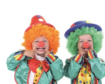 Zwei fröhliche Kinder als Clowns, mit bunter Kleidung und lustigen Perücken. Sie lächeln und zeigen mit den Händen auf ihre roten Nasen.