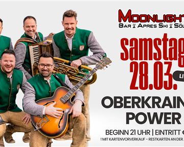 A music group in traditional outfits plays instruments. The text announces a live event at the Moonlight Bar in Söll.