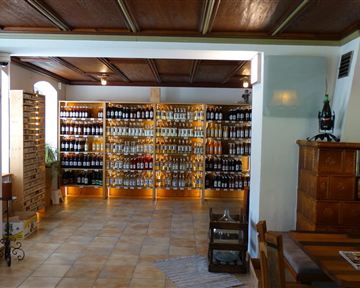 Ein gemütlicher Laden mit Regalen voller Gläser und Flaschen. Die warmen Lichter schaffen eine einladende Atmosphäre.