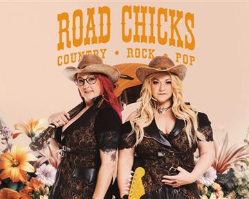 Zwei Frauen in Cowboy-Hüten posieren vor einer blühenden Hintergrund. Sie vertreten die Musikstile Country, Rock und Pop.