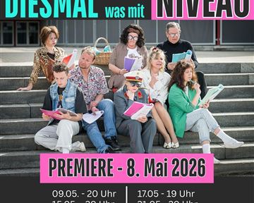 Eine Gruppe von Schauspielern sitzt auf den Stufen und hält Skripte in den Händen. Der Hintergrund zeigt ein Plakat für eine Theaterpremiere mit dem Titel "DIESMAL was mit NIVEAU".