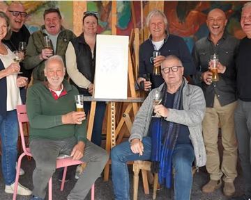 Eine Gruppe von Menschen steht und sitzt zusammen und hält Gläser in der Hand. Sie lächeln und scheinen eine Feier oder ein wichtiges Ereignis zu genießen.