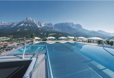 Ein atemberaubender Infinity-Pool mit Blick auf majestätische Berge. Die Umgebung ist ruhig und einladend, ideal zum Entspannen.