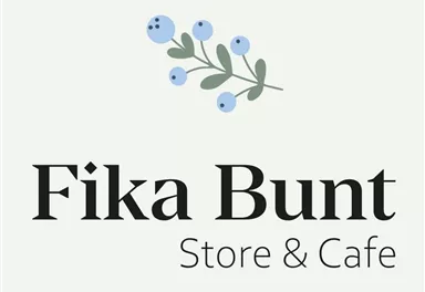 Ein stilvolles Logo für "Fika Bunt Store & Café". Es zeigt eine geschmackvolle Schriftart mit einer kleinen Pflanze und blauen Beeren.