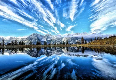 Ein malerischer See spiegelt die Wolken und Berge wider. Der Himmel ist klar und blau, mit beeindruckenden Wolkenformationen.