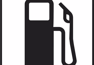 Ein schwarzes Symbol einer Zapfsäule auf weißem Hintergrund. Es zeigt eine Tankstelle mit Pistole.