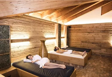 A relaxing wellness area with two loungers. The atmosphere is calm and cozy, ideal for relaxation.