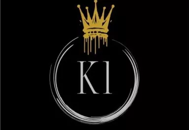 Ein stilvolles Logo für einen Nachtclub mit dem Namen "K1". Es zeigt eine goldene Krone über dem Schriftzug und vermittelt ein elegantes Ambiente.