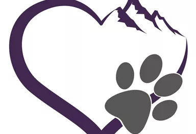 Ein Herz mit Bergsilhouette und einer Pfote. Das Design symbolisiert die Liebe zu Tieren und der Natur.