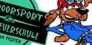 Ein fröhlicher Hund in blauer Ausrüstung zeigt Daumen hoch. Im Hintergrund steht das Logo einer Outdoorsport- und Abenteuer­schule.