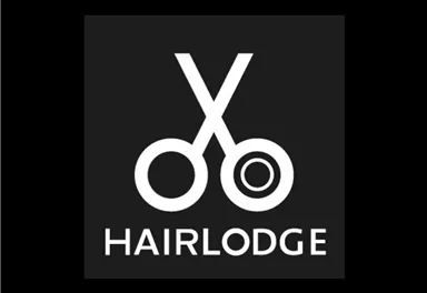 Ein Logo mit einer Schere auf schwarzem Hintergrund. Der Name "HAIRLODGE" steht darunter in weißer Schrift.