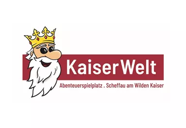 Ein fröhliches Logo von KaiserWelt mit einem lächelnden König. Es steht für einen Abenteuerspielplatz in Scheffau am Wilden Kaiser.