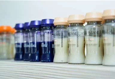 Mehrere Fläschchen stehen in einer Reihe. Die Flaschen haben unterschiedliche Farben und sind beschriftet.