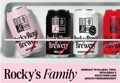 Verschiedene Dosen von Rocky Rem's Brewery stehen in einer Reihe. Die Dosen haben unterschiedliche Farben und Designs und sind in einer Kühlschublade platziert.