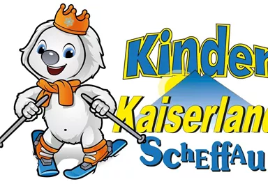 Ein fröhlicher Eisbär in einer Skiausrüstung mit einer Krone. Im Hintergrund steht der Schriftzug „Kinder Kaiserland Scheffau“.