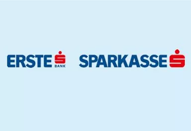Das Bild zeigt die Logos von "Erste Bank" und "Sparkasse" auf einem hellblauen Hintergrund. Beide Marken sind im Finanzbereich tätig.