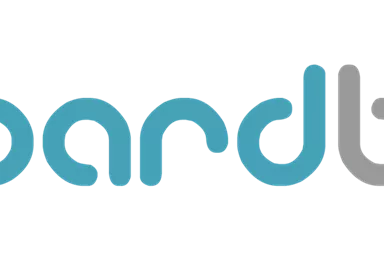 Ein modernes Logo von "boardbetter". Es zeigt den Schriftzug in Blau und Grau auf schwarzem Hintergrund.