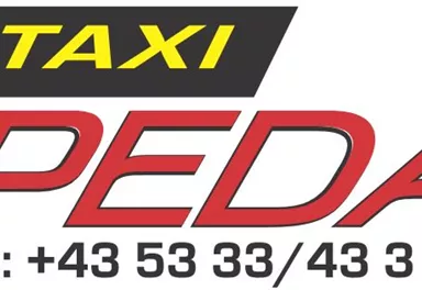 Ein Taxi-Logo mit dem Namen "PEDA". Die Kontaktnummer ist +43 53 33/43 3 33.