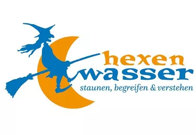 Ein Logo mit einer Hexe auf einem Besen vor einem Halbmond. Der Schriftzug "hexenwasser" vermittelt Staunen, Begreifen und Verstehen.