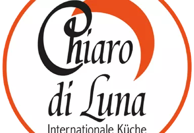 Ein runder Logo mit dem Text "Chiaro di Luna" und der Unterzeile "Internationale Küche". Die Farben sind Schwarz und Orange auf einem weißen Hintergrund.