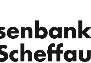 Logo der Raiffeisenbank Söll-Scheffau mit einem gelben Hintergrund und gekreuzten Hämmern. Das Design ist klar und einfach gehalten.