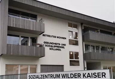 Ein modernes Gebäude, das als soziales Zentrum dient. Es bietet betreutes Wohnen und Gesundheitsdienste an.
