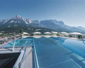 Ein atemberaubender Infinity-Pool mit Blick auf majestätische Berge. Die Umgebung ist ruhig und einladend, ideal zum Entspannen.