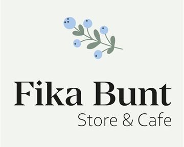 Ein stilvolles Logo für "Fika Bunt Store & Café". Es zeigt eine geschmackvolle Schriftart mit einer kleinen Pflanze und blauen Beeren.