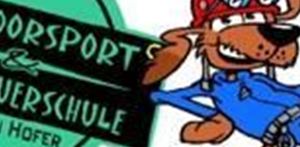 Ein fröhlicher Hund in blauer Ausrüstung zeigt Daumen hoch. Im Hintergrund steht das Logo einer Outdoorsport- und Abenteuer­schule.