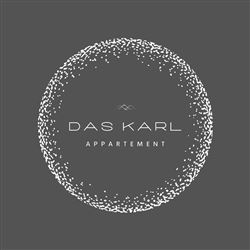 Ein stilvolles Logo für "Das Karl Appartement". Es zeigt den Schriftzug in elegantem Design auf einem grauen Hintergrund.