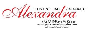 Ein Schild für die Pension, das Café und Restaurant "Alexandra" in Going. Die Kontaktdaten und Webseite sind ebenfalls aufgeführt.